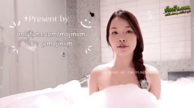 onlyfans mojiniim น้องโดมจิขาวสวยโดนผัวพาไปลงอ่างฟองสบู่ขาว กับผิวน้องที่ขาวเนียนเซ็กซี่จัดจนผัวต้านความเงี่ยนไม่ไหวเย็ดหีคาอ่าง